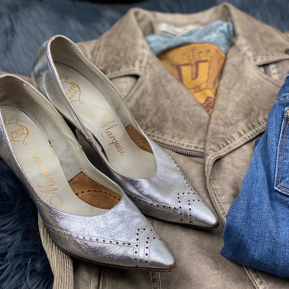 VINTAGE, METALLIC SILVER GENUINE LEATHER HEELS,6.5